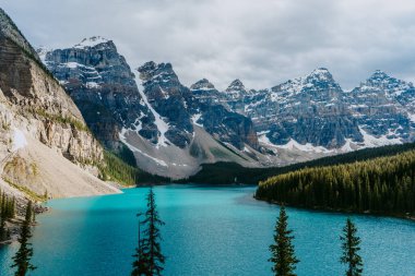Moraine Gölü 'nün turkuaz suyu, Kanada' nın Banff Ulusal Parkı, Kanada 'nın Banff Ulusal Parkı, Kanada' nın popüler turistik merkezi
