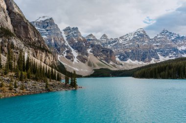 Moraine Gölü 'nün turkuaz suyu, Kanada' nın Banff Ulusal Parkı, Kanada 'nın Banff Ulusal Parkı, Kanada' nın popüler turistik merkezi