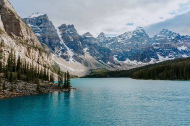 Moraine Gölü 'nün turkuaz suyu, Kanada' nın Banff Ulusal Parkı, Kanada 'nın Banff Ulusal Parkı, Kanada' nın popüler turistik merkezi