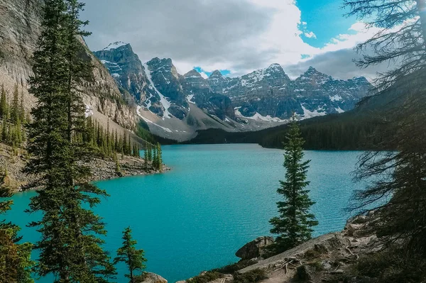 Moraine Gölü 'nün turkuaz suyu, Kanada' nın Banff Ulusal Parkı, Kanada 'nın Banff Ulusal Parkı, Kanada' nın popüler turistik merkezi