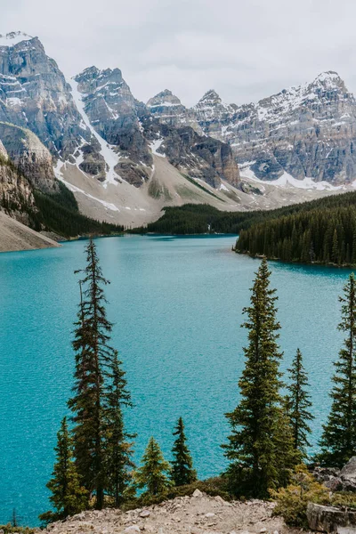 Moraine Gölü 'nün turkuaz suyu, Kanada' nın Banff Ulusal Parkı, Kanada 'nın Banff Ulusal Parkı, Kanada' nın popüler turistik merkezi