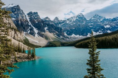 Moraine Gölü 'nün turkuaz suyu, Kanada' nın Banff Ulusal Parkı, Kanada 'nın Banff Ulusal Parkı, Kanada' nın popüler turistik merkezi