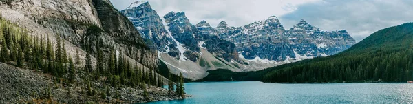 Moraine Gölü 'nün turkuaz suyu, Kanada' nın Banff Ulusal Parkı, Kanada 'nın Banff Ulusal Parkı, Kanada' nın popüler turistik merkezi