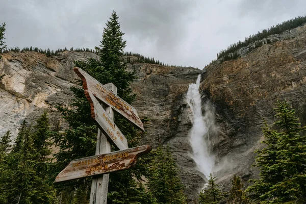 Yoho Ulusal Parkı 'nda Takakkaw Şelaleleri, British Columbia, Kanada' da popüler turizm merkezi