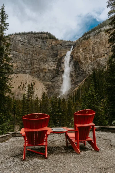 Yoho Ulusal Parkı 'nda Takakkaw Şelaleleri, British Columbia, Kanada' da popüler turizm merkezi