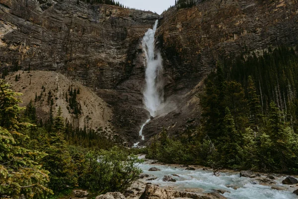 Yoho Ulusal Parkı 'nda Takakkaw Şelaleleri, British Columbia, Kanada' da popüler turizm merkezi