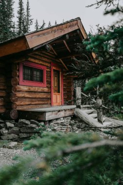 Yoho Ulusal Parkı 'ndaki Ohara Gölü kıyısında, Kanada Kayalıkları' nda rahat bir ahşap kulübe. Turist ve yürüyüşçülerin yaz konaklama yerleri dağlarda. Güzel İngiliz Kolombiyası, Kanada