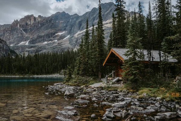 Cabana Madeira Acolhedora Costa Lago Ohara Parque Nacional Yoho Montanhas — Fotografia de Stock