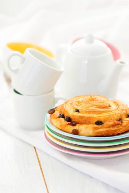 Ev yapımı puf çörekler - salyangoz çay. Tarçın ve kuru üzüm - tadı zevk ile tatlı hamur işleri. Mükemmel kahvaltı saat'orfive çay. Kendiniz için zaman