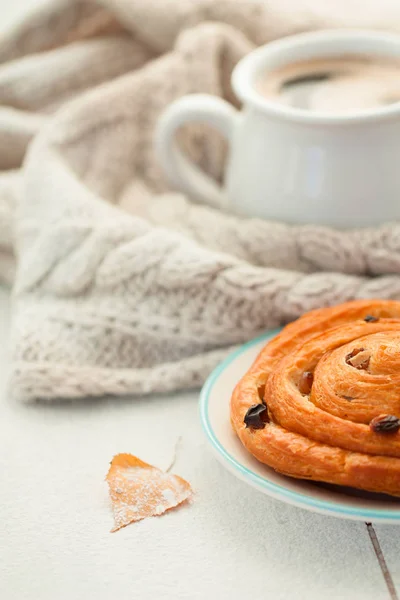 Eerste Sneeuw Gezellig Ontbijt Veranda Koffie Kaneel Rozijnen Broodje — Stockfoto
