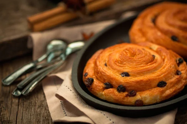 Accoglienti Torte Fatte Casa Dolci Panini Alla Cannella Uva Passa — Foto Stock