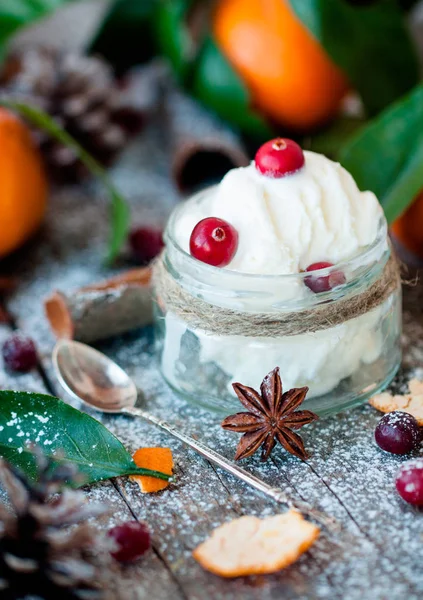 新年とクリスマスの雰囲気 スパイスと暗い背景の木にクランベリーとクリームの甘い休日のデザート — ストック写真