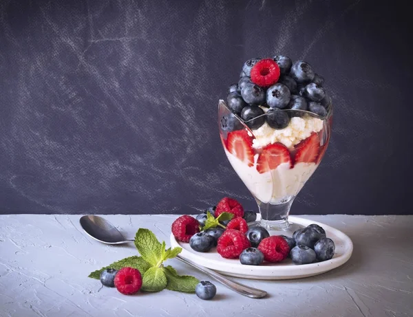 Десерт из свежих ягод — стоковое фото