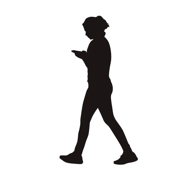 Mujer Joven Caminando Con Teléfono Móvil Sus Manos Silueta Vectorial — Vector de stock