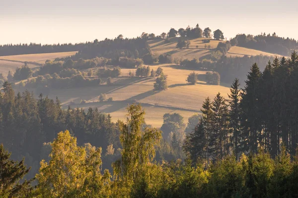 Zdarske Vrchy, Czech Republic, сельский пейзаж на закате, холмы — стоковое фото