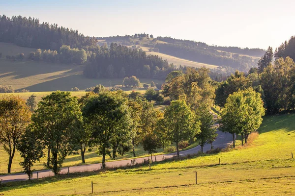 Zdarske Vrchy, Чехия, сельский пейзаж с дорогой на склоне — стоковое фото