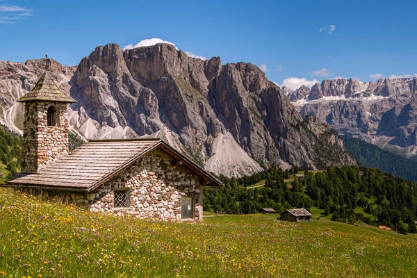 Гірська Каплиця Перед Групою Селла Sellagruppe Gruppo Del Sella Alp — стокове фото