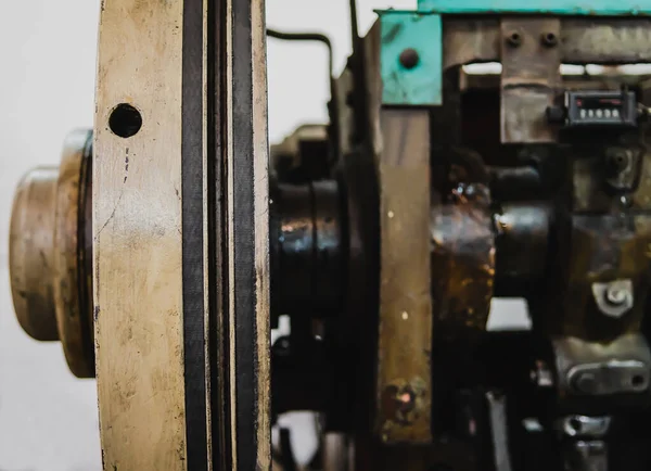 Fabrikadaki dönen torna makinesinin parçası. Bir endüstriyel tesisin metal parçalarının üretimi için metal torbalar.