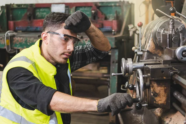 Engenheiros Estão Controlando Produção Máquina Para Produzir Peças Metálicas Fabricação Fotografia De Stock