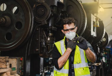 Bir mühendis fabrikadaki metal parçasının kalitesini kontrol ediyor. Metal üretimi ve kalite kontrolü..