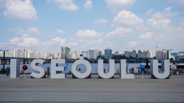 Nehrin setindeki anıt büyük harflerle - Seul 'u seviyorum