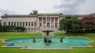 Seul 'ün merkezinde, önünde bir çeşme ve zümrüt suyu olan güzel beyaz taştan bir saray.