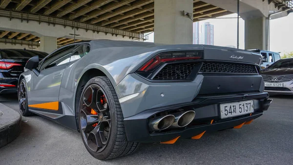 Šedé Lamborghini Sportovní Auto Stojí Parkovišti Pod Mostem Soulu Zadní — Stock fotografie