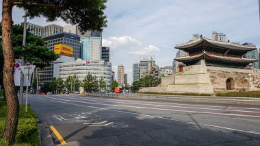 Modern ofis binalarının dörtte birine karşı antik bir tapınak ve Güney Kore 'nin başkenti Seul' de bir yol.