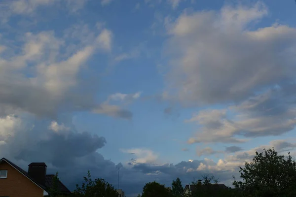 Σγουρά Πυκνά Σύννεφα Και Σύννεφα Στον Γαλάζιο Ουρανό Βράδυ Στα — Φωτογραφία Αρχείου