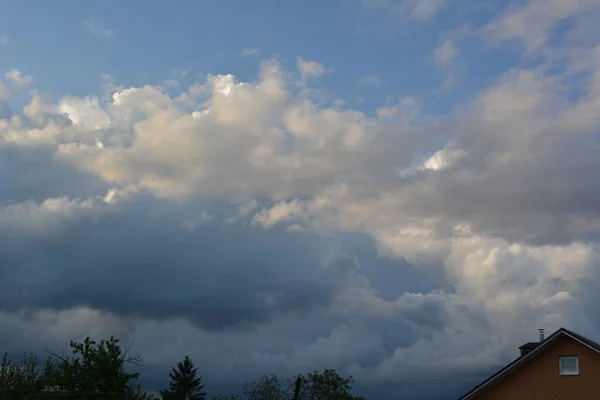 Σγουρά Πυκνά Σύννεφα Και Σύννεφα Στον Γαλάζιο Ουρανό Βράδυ Στα — Φωτογραφία Αρχείου