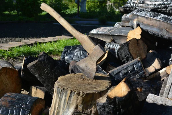 Close Old Axe Wooden Handle Stuck Stump Yard Country House — Stock Photo, Image