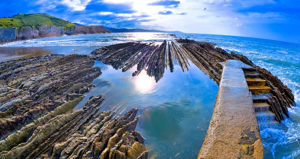 Steeplytilted Layers Flysch Flysch Cliffs Basque Coast Unesco Global Geopark — Foto de Stock