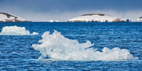 Góra Lodowa Błękitne Kry Lodowe Dryfujący Lód Arktyka Spitsbergen Svalbard — Zdjęcie stockowe