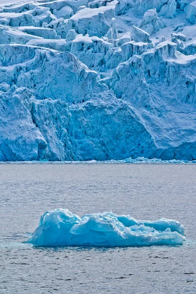 Deep Blue Glacier Albert Land Ártico Spitsbergen Svalbard Noruega Europa — Fotografia de Stock