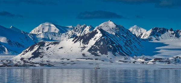 Snowcapapped Mountains Oscar Land Arctic Spitsbergen Svalbard Norvégia Európa — Stock Fotó