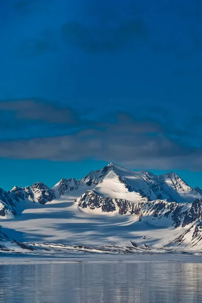 Montagne Innevate Terra Oscar Artico Spitsbergen Svalbard Norvegia Europa — Foto Stock