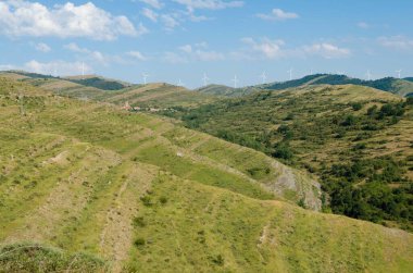 İspanya 'da yenilenebilir enerji sağlayan rüzgar türbini ya da yel değirmeniyle dağdaki köy