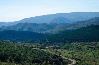 İspanya 'da yenilenebilir enerji sağlayan rüzgar türbini ya da yel değirmeniyle dağdaki köy