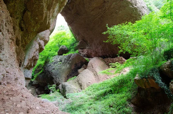 Caverna Natureza Floresta Tropical Com Uma Rocha Buraco Montanha Floresta — Fotografia de Stock