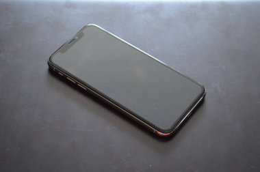siyah arka planda telefon, başarılı bir yaşam