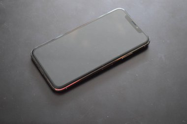 siyah arka planda telefon, başarılı bir yaşam