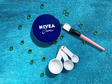 krem nivea ile mavi bir arka plan üzerinde düzen