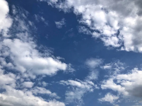 Ciel bleu avec des nuages blancs par une journée ensoleillée — Photo