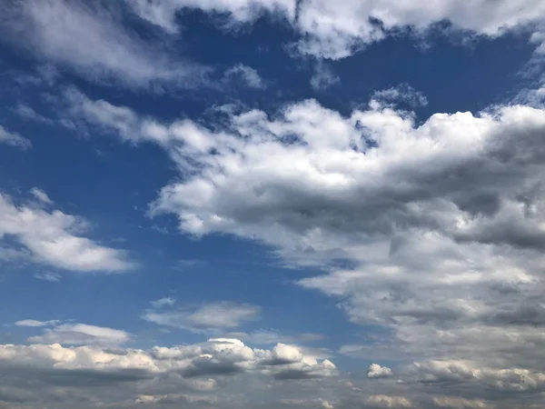 Ciel bleu avec des nuages blancs par une journée ensoleillée — Photo