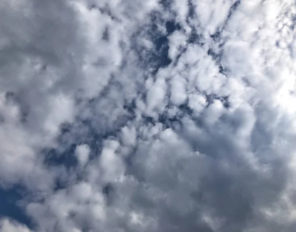 Ciel bleu avec des nuages blancs par une journée ensoleillée — Photo