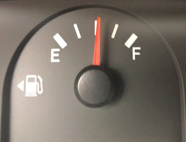 Серый датчик бензина в машине с белыми номерами — стоковое фото