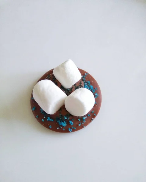 Chocolate mediant with blue sugar and marshmallows — Stock Photo, Image