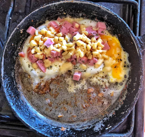 Omelete em uma panela com salsicha e queijo — Fotografia de Stock