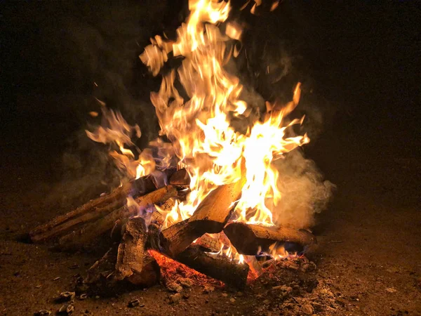 Brandend hout 's nachts, brandend vuur 's nachts — Stockfoto