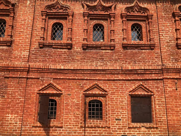 Okna s kamenným vzorem na pozadí červené cihlové zdi — Stock fotografie